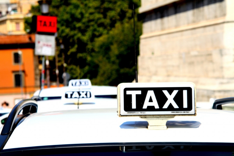 taxis-RIGAUD-min_taxi_auto_rome_road_white-1051610